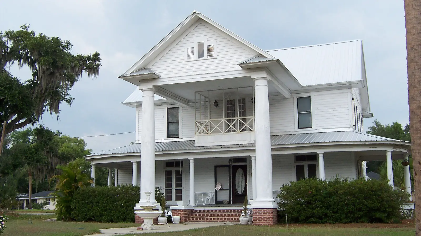Historic wood-frame home under mature oaks in Fort Meade FL — older housing stock inspected by the licensed local pest pro you're matched with
